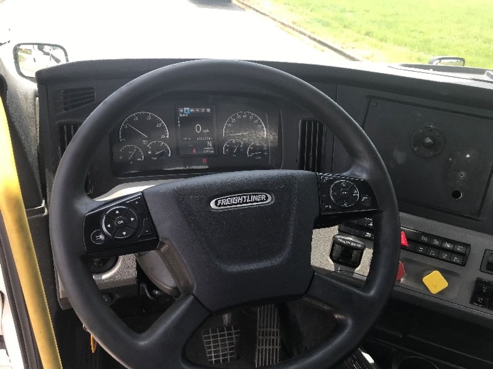 Day Cab Tractor-Heavy Duty Tractors-Freightliner-2020-T12664ST-Evansville-IN-621,629\n\t\tmiles-$ 36,000 - Image 11