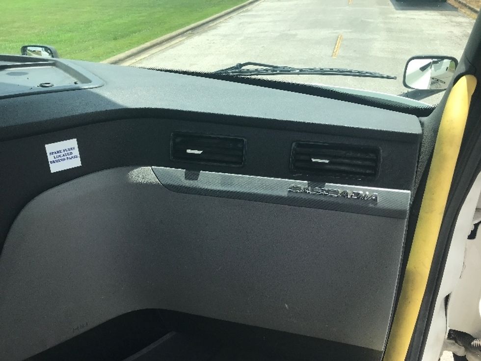 Day Cab Tractor-Heavy Duty Tractors-Freightliner-2020-T12664ST-Evansville-IN-621,629\n\t\tmiles-$ 36,000 - Image 13