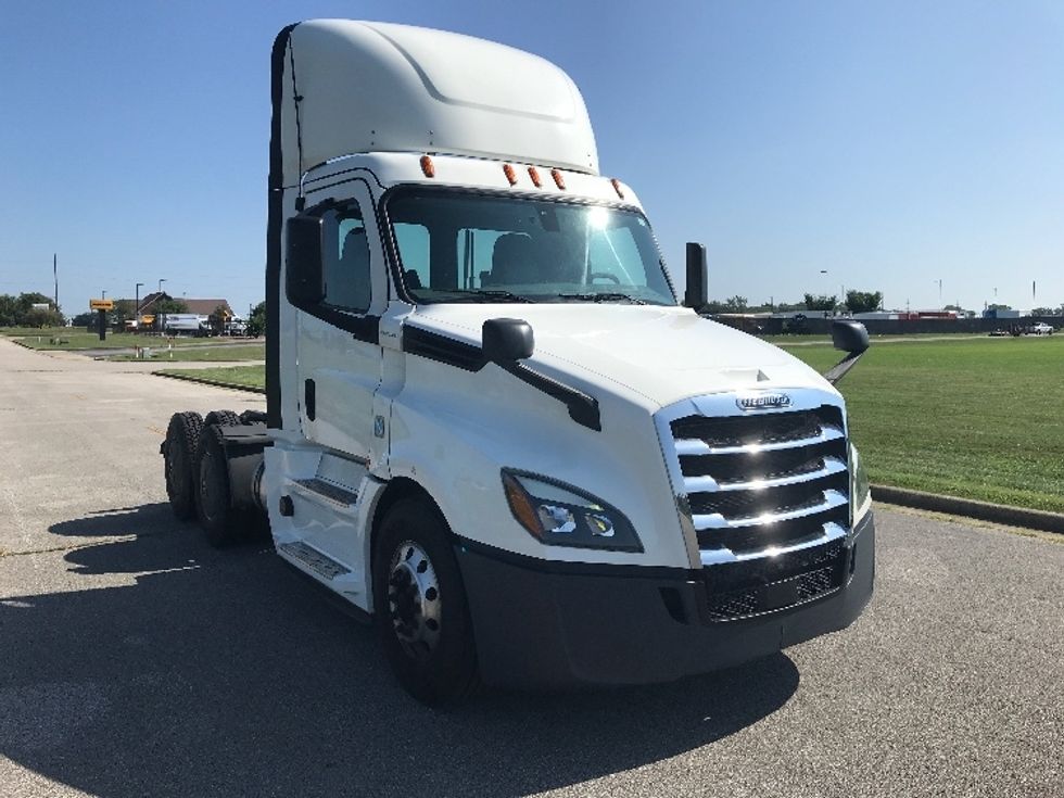 Day Cab Tractor-Heavy Duty Tractors-Freightliner-2020-T12664ST-Evansville-IN-631,286\n\t\tmiles-$ 35,000 - Image 1