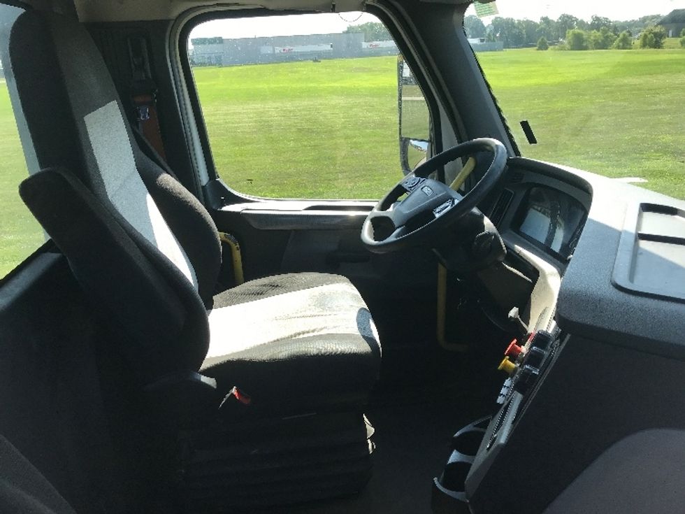 Day Cab Tractor-Heavy Duty Tractors-Freightliner-2020-T12664ST-Evansville-IN-631,286\n\t\tmiles-$ 35,000 - Image 14