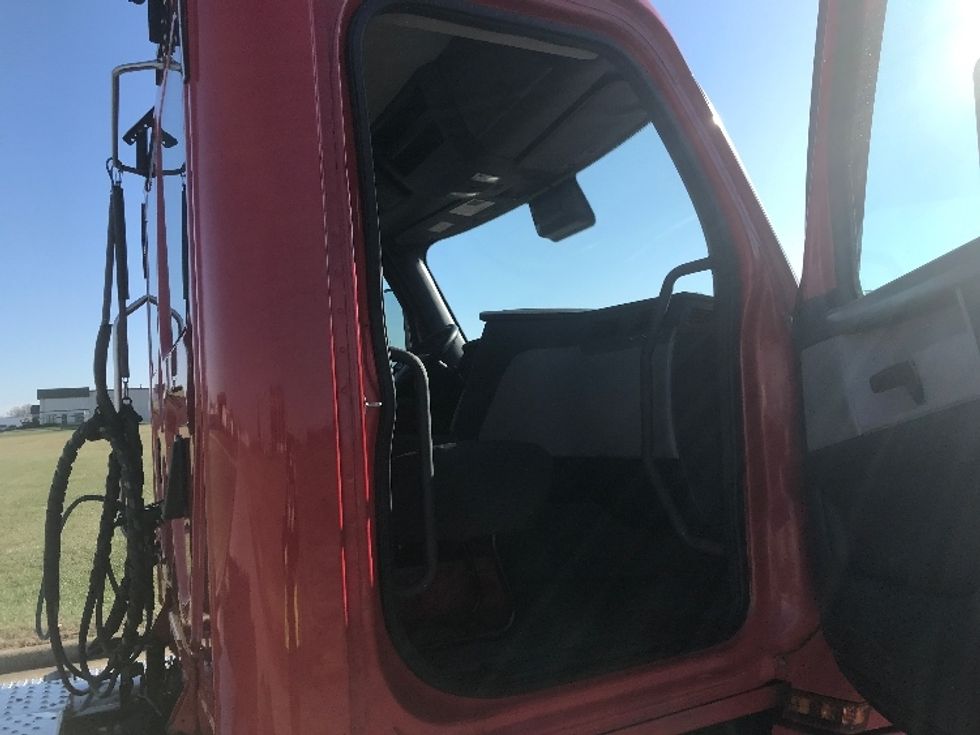 Day Cab Tractor-Heavy Duty Tractors-Freightliner-2020-T12664ST-Evansville-IN-669,421\n\t\tmiles-$ 30,750 - Image 12