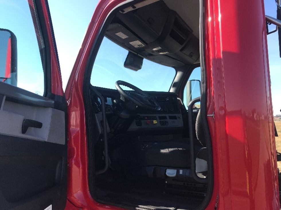 Day Cab Tractor-Heavy Duty Tractors-Freightliner-2020-T12664ST-Evansville-IN-669,421\n\t\tmiles-$ 30,750 - Image 9