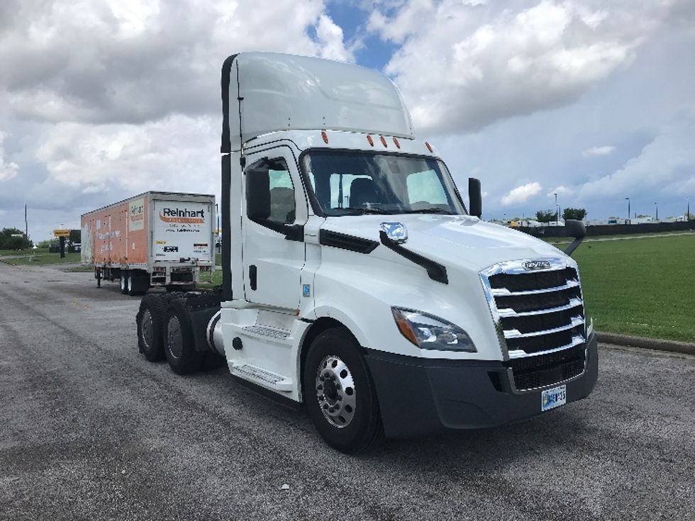 Day Cab Tractor-Heavy Duty Tractors-Freightliner-2020-T12664ST-Evansville-IN-693,353\n\t\tmiles-$ 29,750 - Image 1