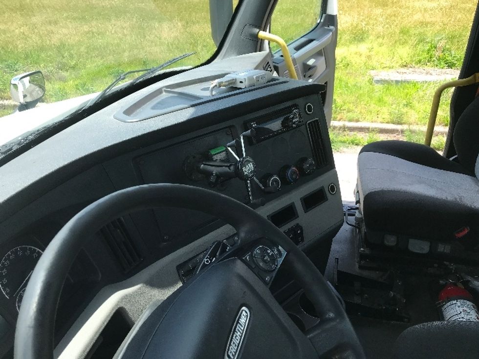 Day Cab Tractor-Heavy Duty Tractors-Freightliner-2020-T12664ST-Evansville-IN-693,353\n\t\tmiles-$ 29,750 - Image 10