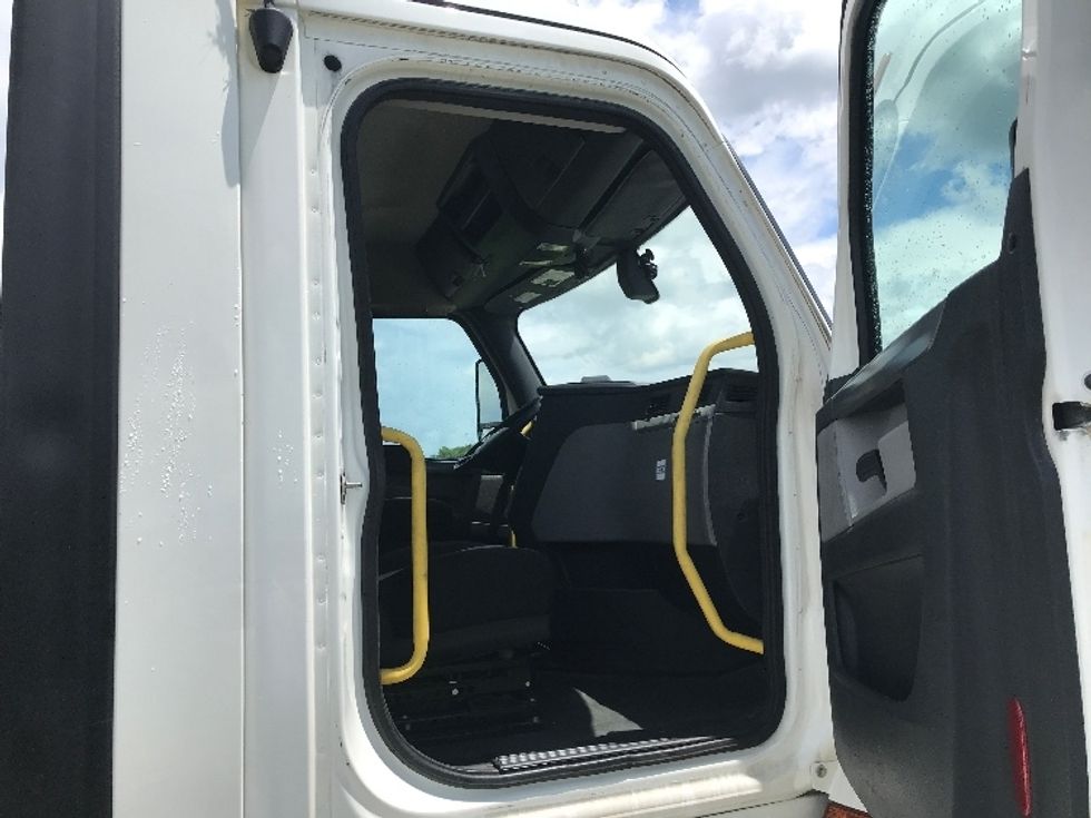 Day Cab Tractor-Heavy Duty Tractors-Freightliner-2020-T12664ST-Evansville-IN-693,353\n\t\tmiles-$ 29,750 - Image 12