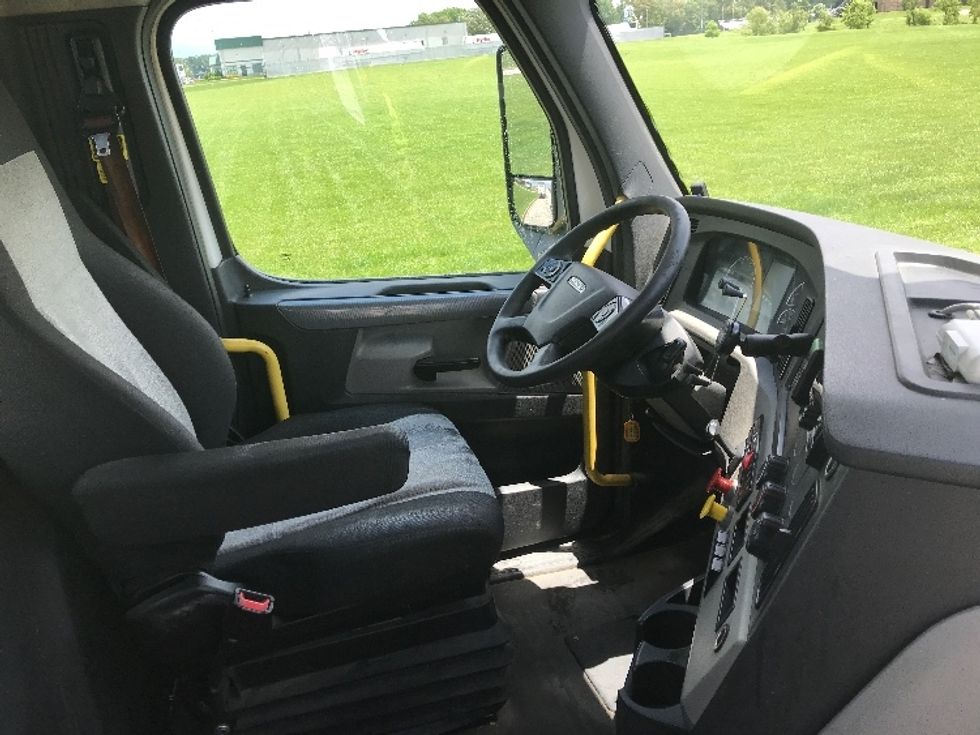 Day Cab Tractor-Heavy Duty Tractors-Freightliner-2020-T12664ST-Evansville-IN-693,353\n\t\tmiles-$ 29,750 - Image 14