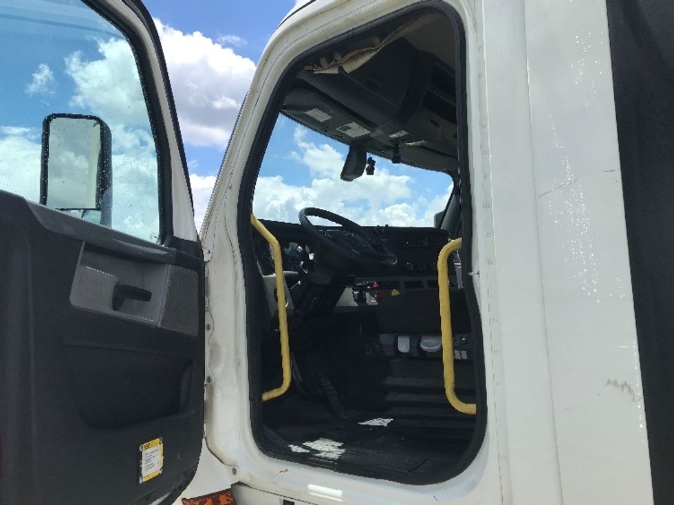 Day Cab Tractor-Heavy Duty Tractors-Freightliner-2020-T12664ST-Evansville-IN-693,353\n\t\tmiles-$ 29,750 - Image 9