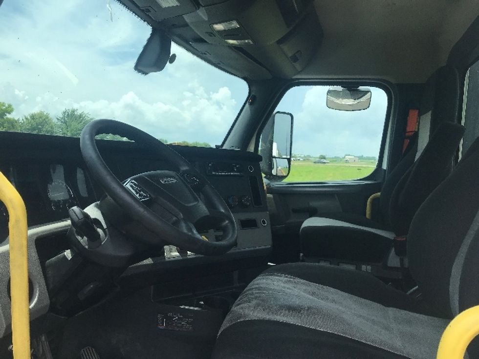 2020 Freightliner Cascadia 126" Day cab photo 10