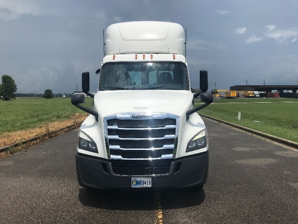 2020 Freightliner Cascadia 126" Day cab photo 2
