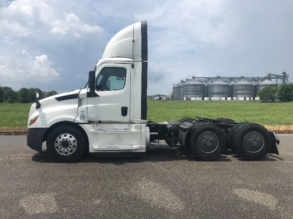 2020 Freightliner Cascadia 126" Day cab photo 4