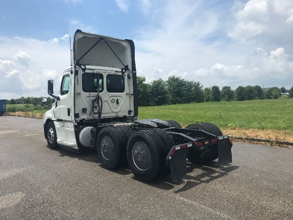 2020 Freightliner Cascadia 126" Day cab photo 5