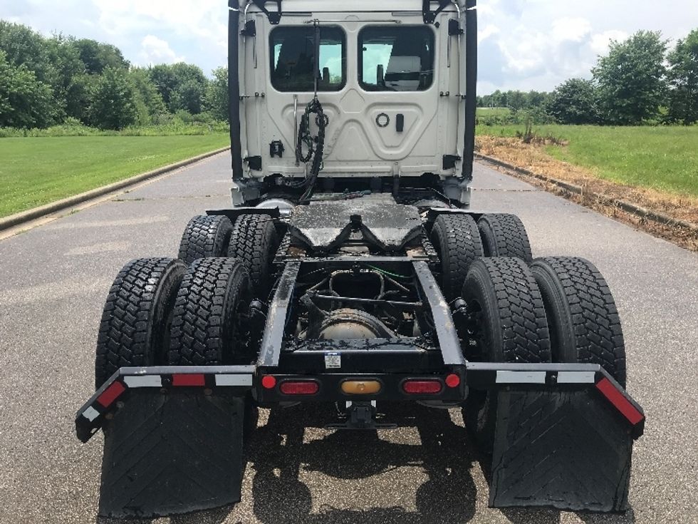 2020 Freightliner Cascadia 126" Day cab photo 6