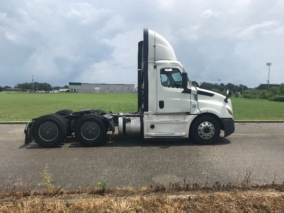 2020 Freightliner Cascadia 126" Day cab photo 8