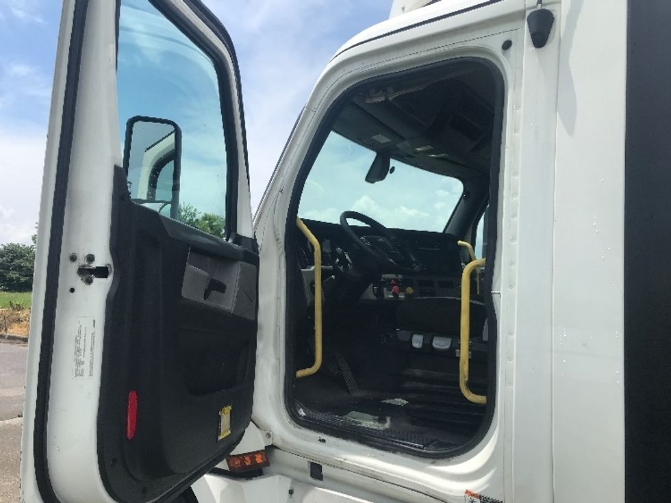 2020 Freightliner Cascadia 126" Day cab photo 9