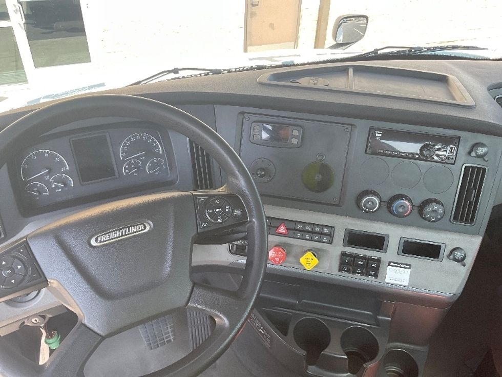 Day Cab Tractor-Heavy Duty Tractors-Freightliner-2020-T12664ST-Everett-WA-558,357\n\t\tmiles-$ 40,000 - Image 11
