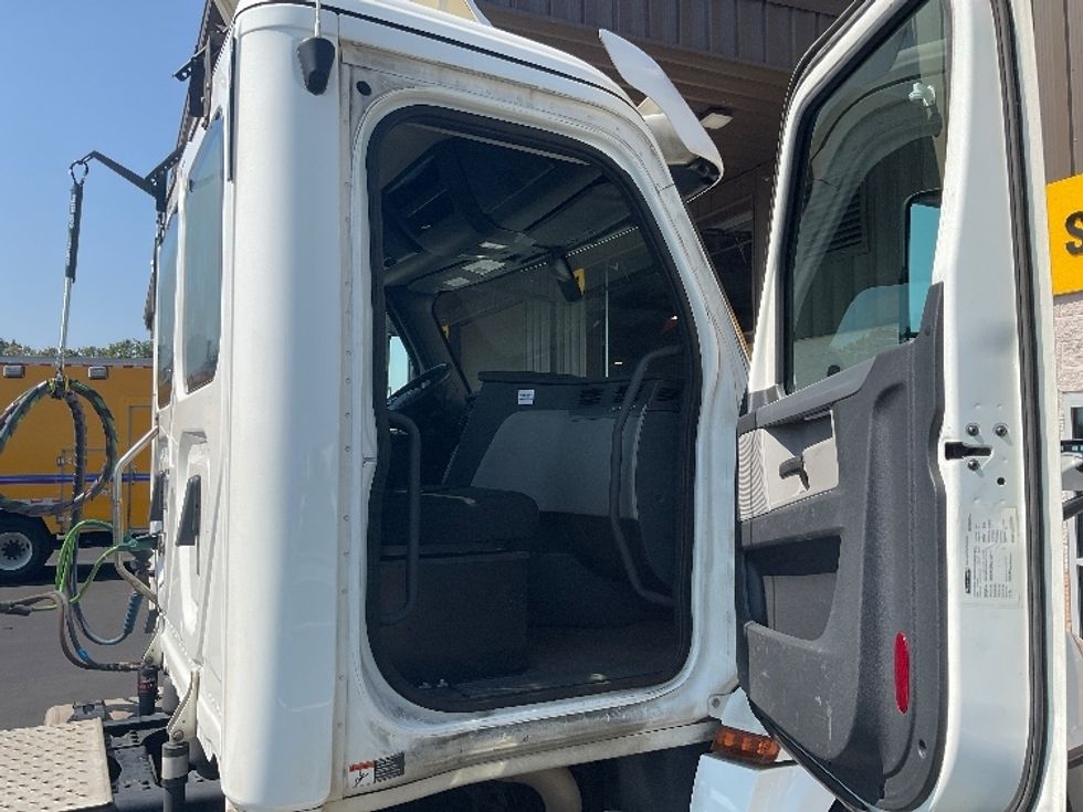 Day Cab Tractor-Heavy Duty Tractors-Freightliner-2020-T12664ST-Everett-WA-558,357\n\t\tmiles-$ 40,000 - Image 12