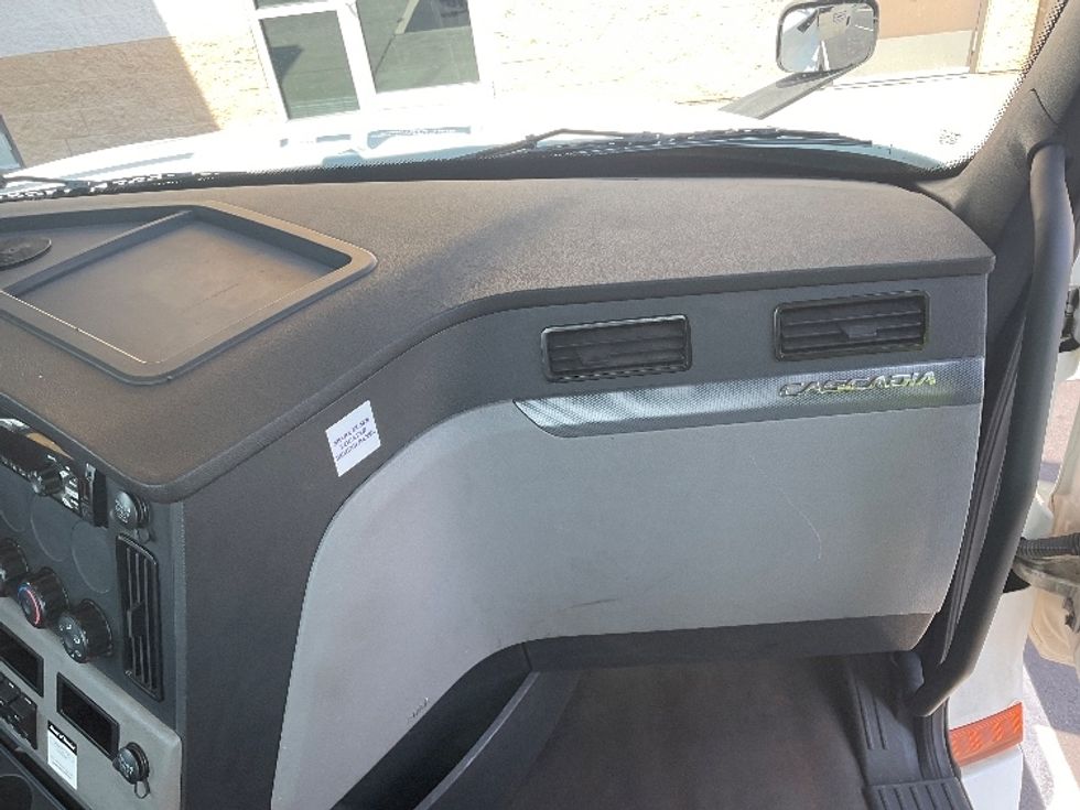 Day Cab Tractor-Heavy Duty Tractors-Freightliner-2020-T12664ST-Everett-WA-558,357\n\t\tmiles-$ 40,000 - Image 13