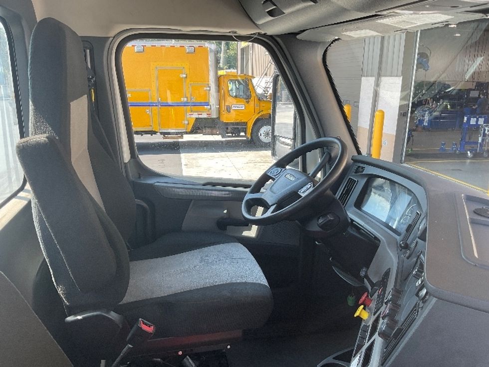 Day Cab Tractor-Heavy Duty Tractors-Freightliner-2020-T12664ST-Everett-WA-558,357\n\t\tmiles-$ 40,000 - Image 14
