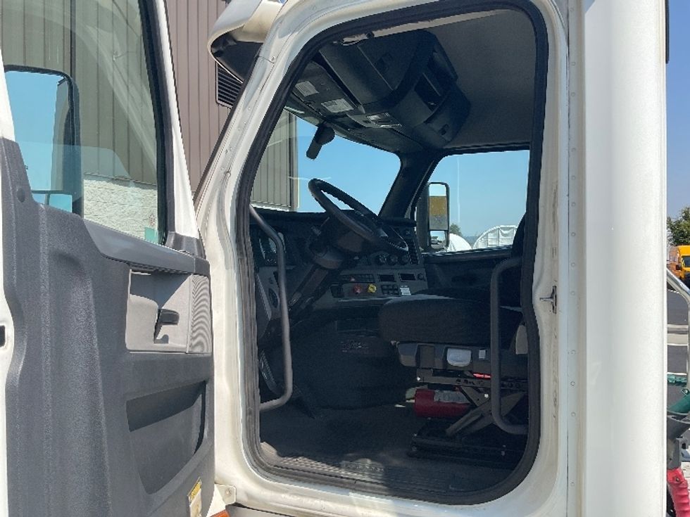 Day Cab Tractor-Heavy Duty Tractors-Freightliner-2020-T12664ST-Everett-WA-558,357\n\t\tmiles-$ 40,000 - Image 9