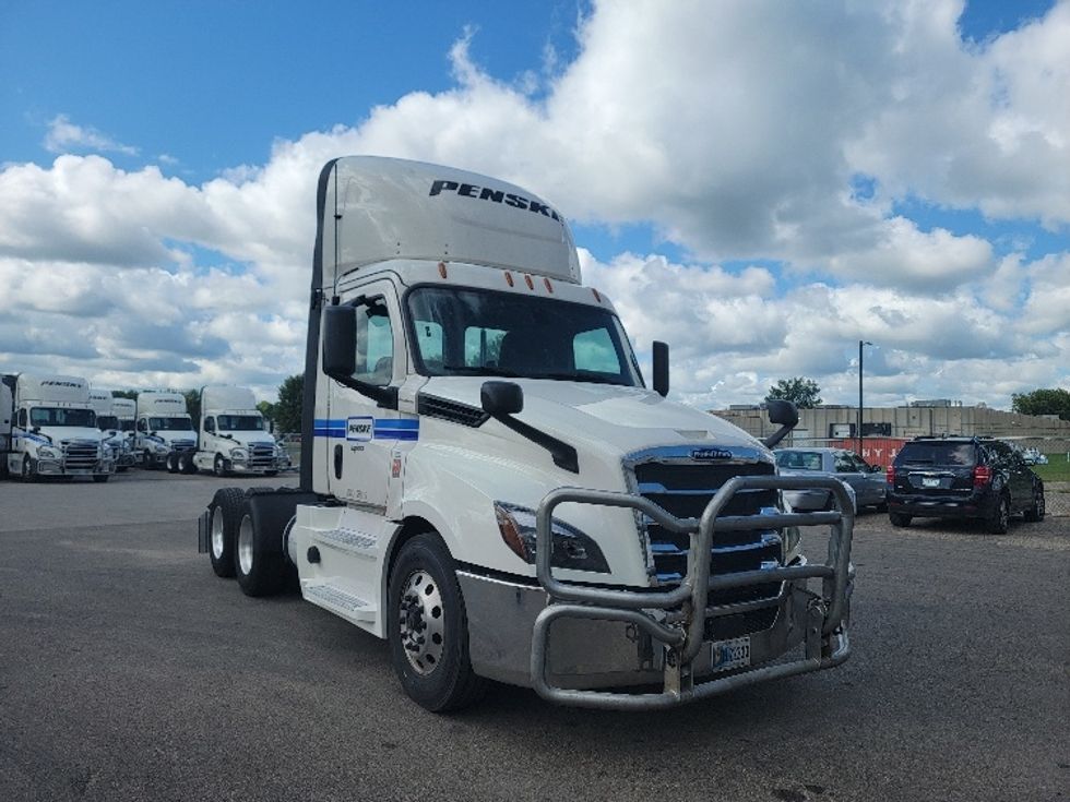 Day Cab Tractor-Heavy Duty Tractors-Freightliner-2020-T12664ST-Faribault-MN-650,486\n\t\tmiles-$ 33,250 - Image 1