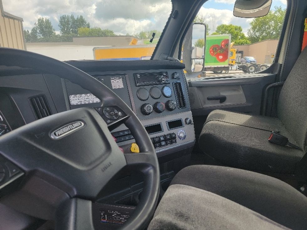 Day Cab Tractor-Heavy Duty Tractors-Freightliner-2020-T12664ST-Faribault-MN-650,486\n\t\tmiles-$ 33,250 - Image 10