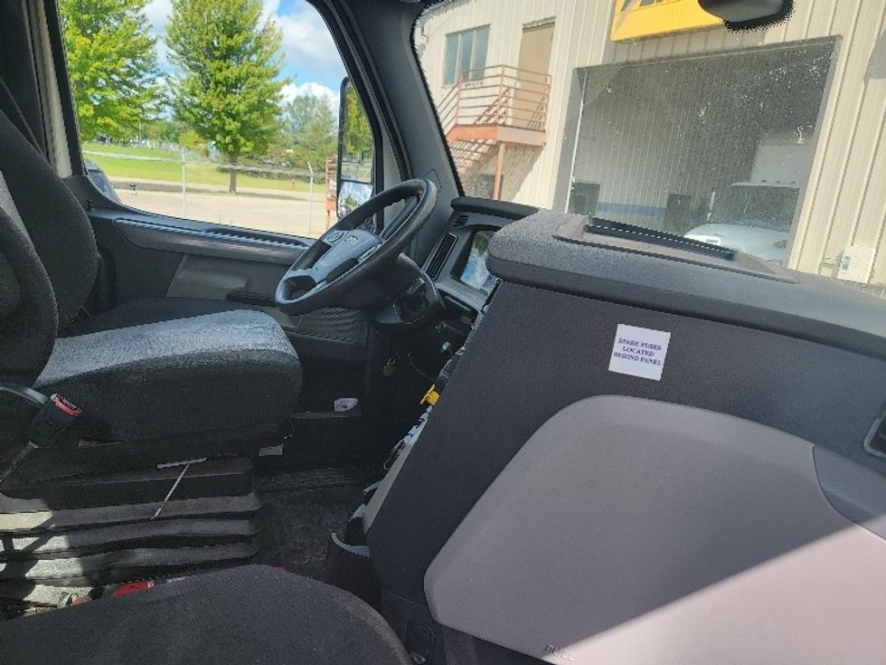 Day Cab Tractor-Heavy Duty Tractors-Freightliner-2020-T12664ST-Faribault-MN-650,486\n\t\tmiles-$ 33,250 - Image 14