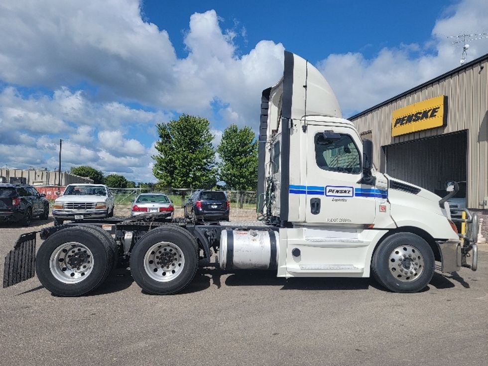 Day Cab Tractor-Heavy Duty Tractors-Freightliner-2020-T12664ST-Faribault-MN-650,486\n\t\tmiles-$ 33,250 - Image 8