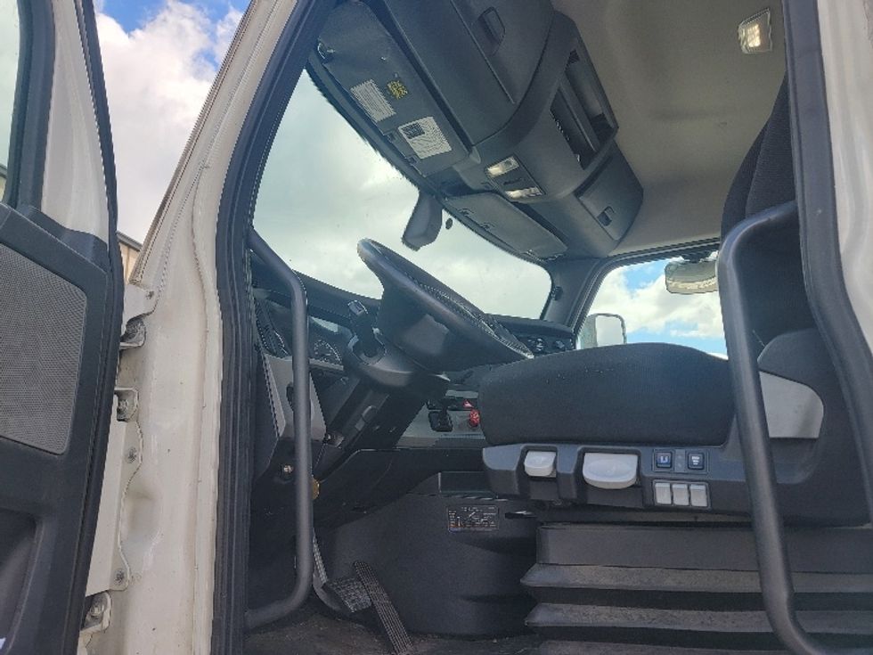 Day Cab Tractor-Heavy Duty Tractors-Freightliner-2020-T12664ST-Faribault-MN-650,486\n\t\tmiles-$ 33,250 - Image 9