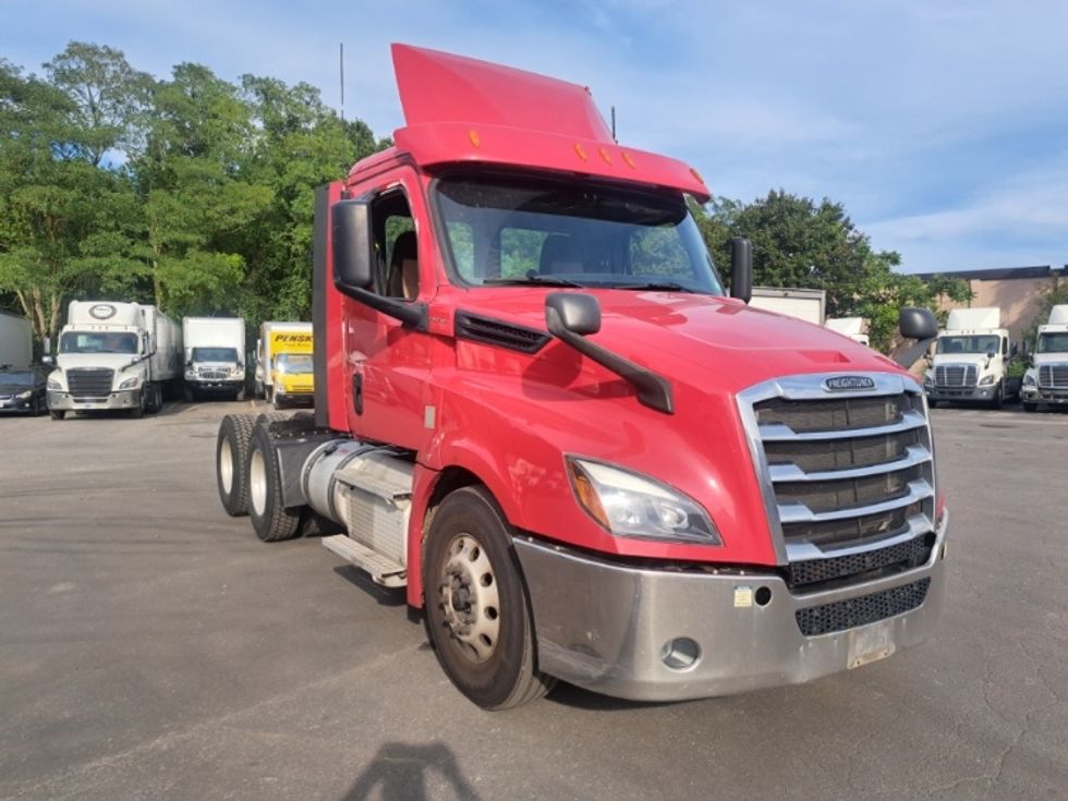 Day Cab Tractor-Heavy Duty Tractors-Freightliner-2020-T12664ST-Fitchburg-MA-210,501\n\t\tmiles-$ 54,500 - Image 1