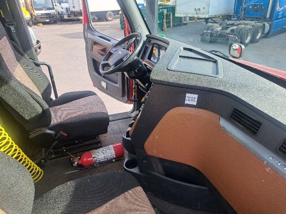 Day Cab Tractor-Heavy Duty Tractors-Freightliner-2020-T12664ST-Fitchburg-MA-210,501\n\t\tmiles-$ 54,500 - Image 14