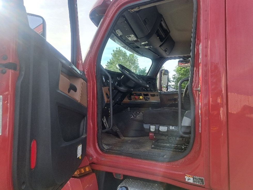 Day Cab Tractor-Heavy Duty Tractors-Freightliner-2020-T12664ST-Fitchburg-MA-210,501\n\t\tmiles-$ 54,500 - Image 9