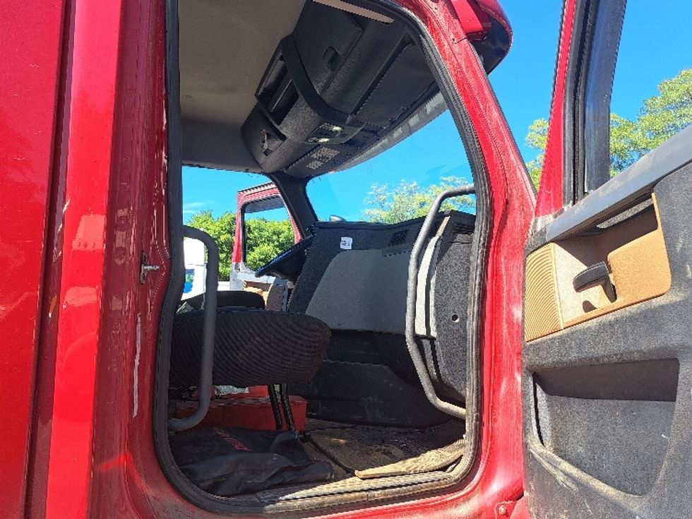 Day Cab Tractor-Heavy Duty Tractors-Freightliner-2020-T12664ST-Fitchburg-MA-279,986\n\t\tmiles-$ 50,750 - Image 12