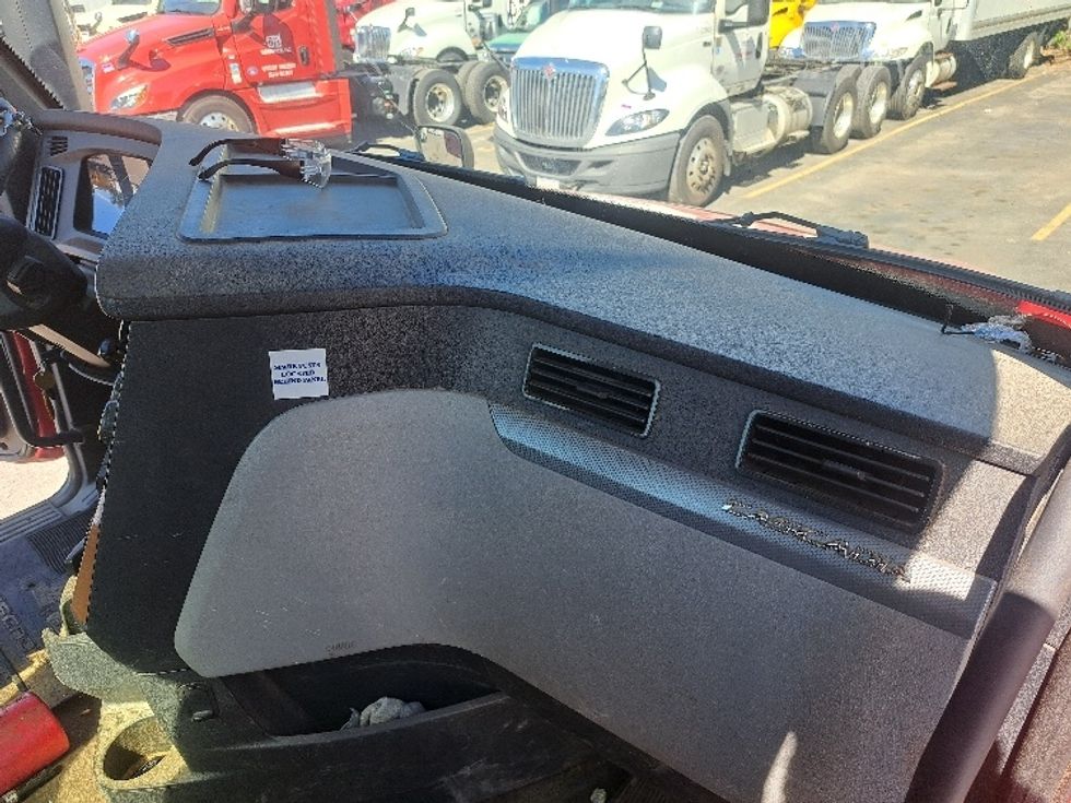 Day Cab Tractor-Heavy Duty Tractors-Freightliner-2020-T12664ST-Fitchburg-MA-279,986\n\t\tmiles-$ 50,750 - Image 13