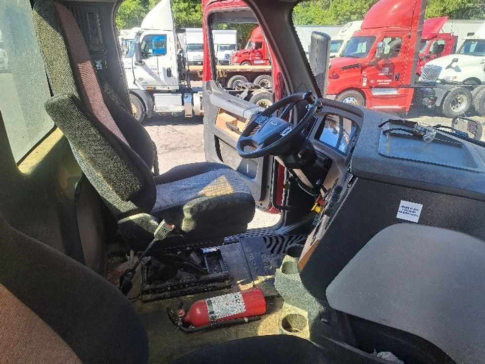 Day Cab Tractor-Heavy Duty Tractors-Freightliner-2020-T12664ST-Fitchburg-MA-279,986\n\t\tmiles-$ 50,750 - Image 14