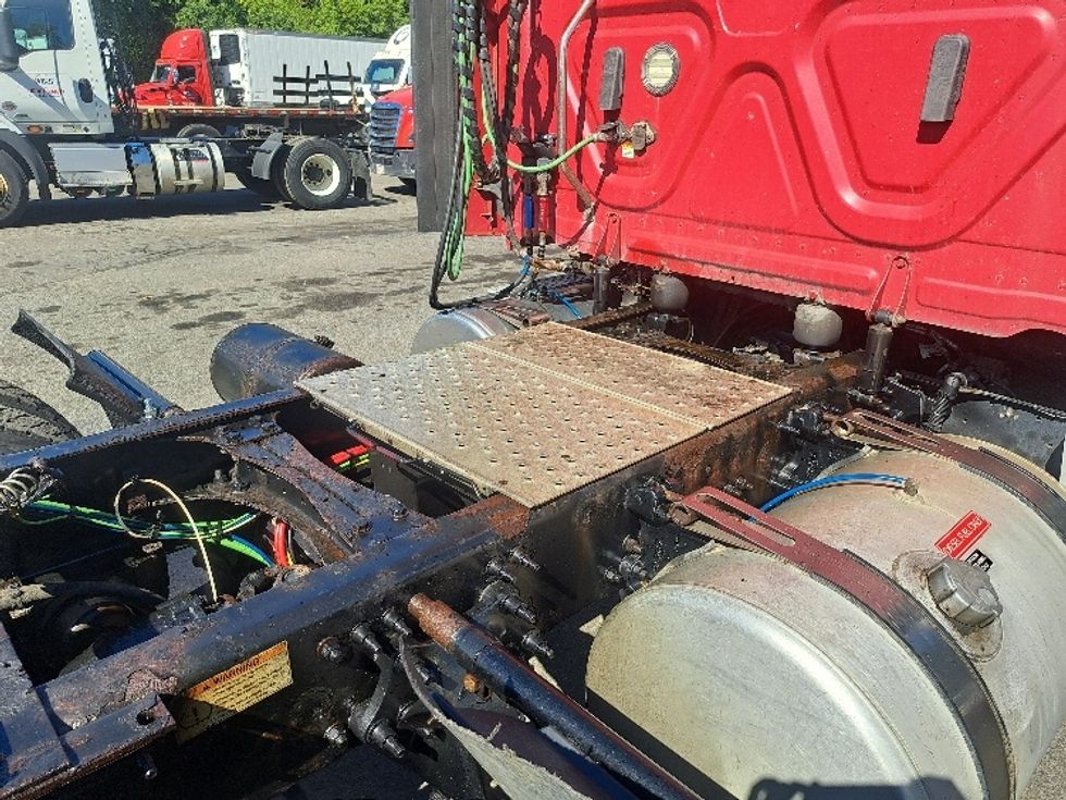 Day Cab Tractor-Heavy Duty Tractors-Freightliner-2020-T12664ST-Fitchburg-MA-279,986\n\t\tmiles-$ 50,750 - Image 18