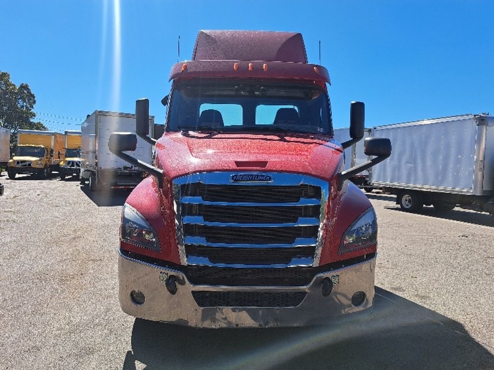 Day Cab Tractor-Heavy Duty Tractors-Freightliner-2020-T12664ST-Fitchburg-MA-279,986\n\t\tmiles-$ 50,750 - Image 2