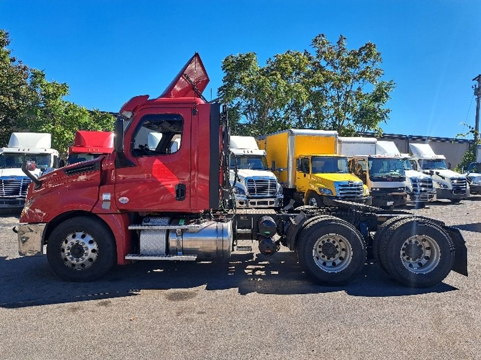 Day Cab Tractor-Heavy Duty Tractors-Freightliner-2020-T12664ST-Fitchburg-MA-279,986\n\t\tmiles-$ 50,750 - Image 4