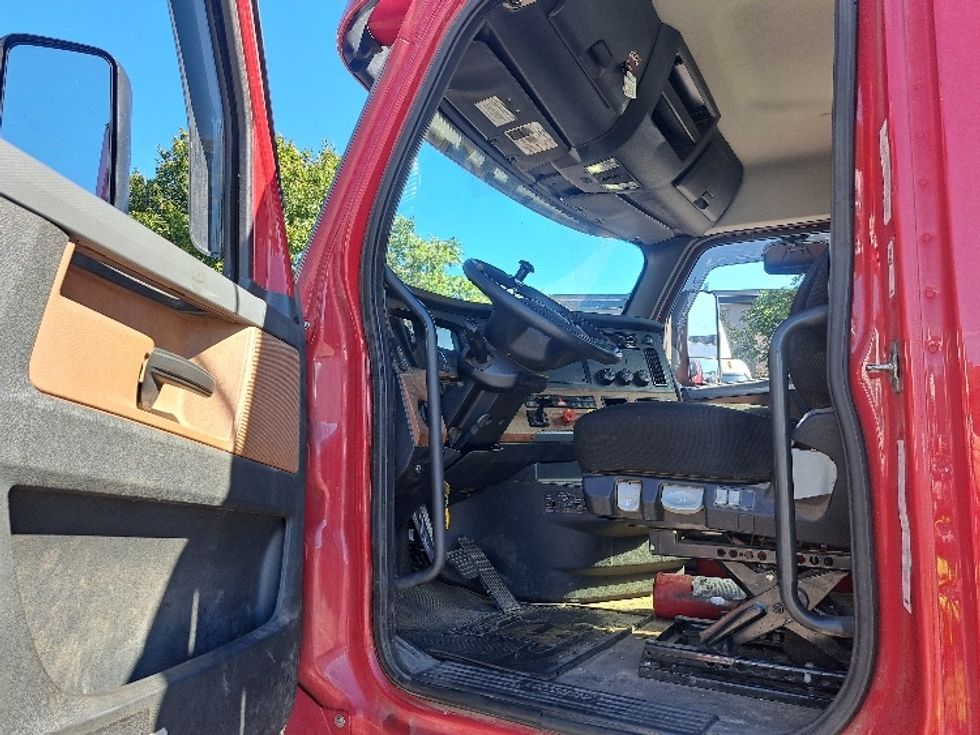 Day Cab Tractor-Heavy Duty Tractors-Freightliner-2020-T12664ST-Fitchburg-MA-279,986\n\t\tmiles-$ 50,750 - Image 9