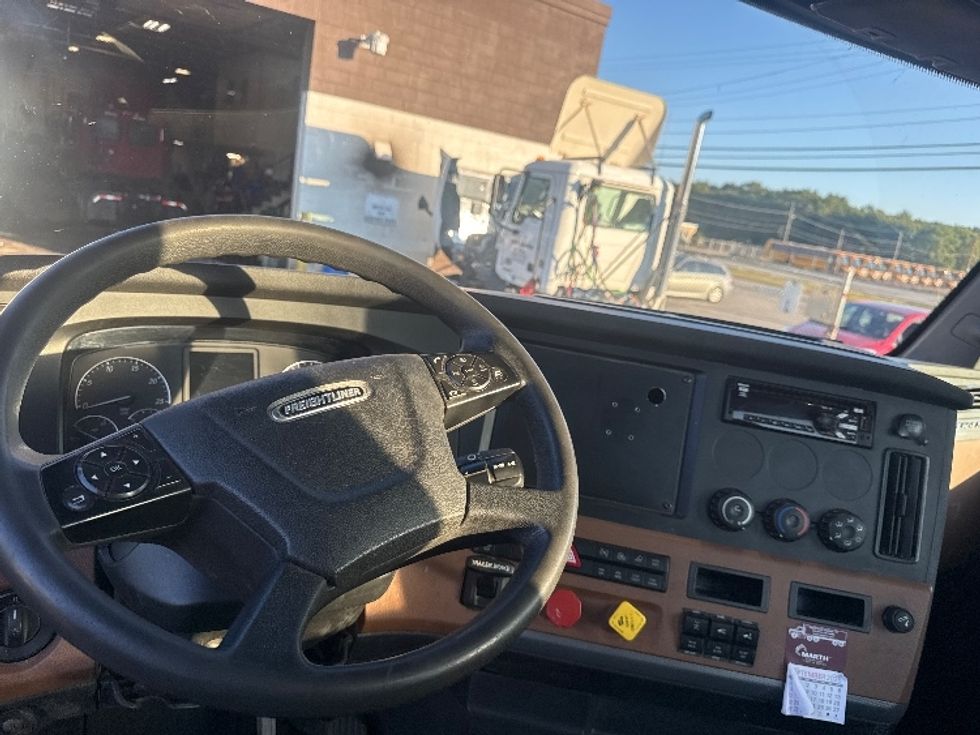 Day Cab Tractor-Heavy Duty Tractors-Freightliner-2020-T12664ST-Fitchburg-MA-317,557\n\t\tmiles-$ 49,000 - Image 11
