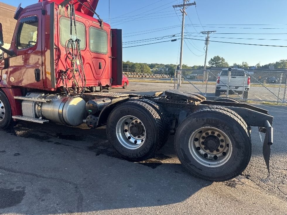 Day Cab Tractor-Heavy Duty Tractors-Freightliner-2020-T12664ST-Fitchburg-MA-317,557\n\t\tmiles-$ 49,000 - Image 5