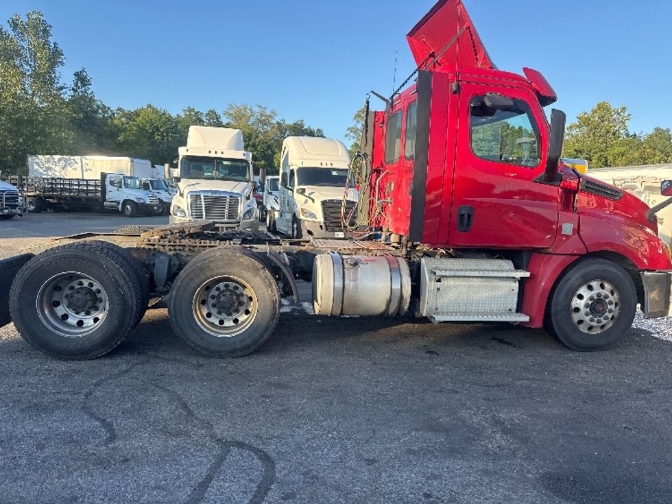 Day Cab Tractor-Heavy Duty Tractors-Freightliner-2020-T12664ST-Fitchburg-MA-317,557\n\t\tmiles-$ 49,000 - Image 8