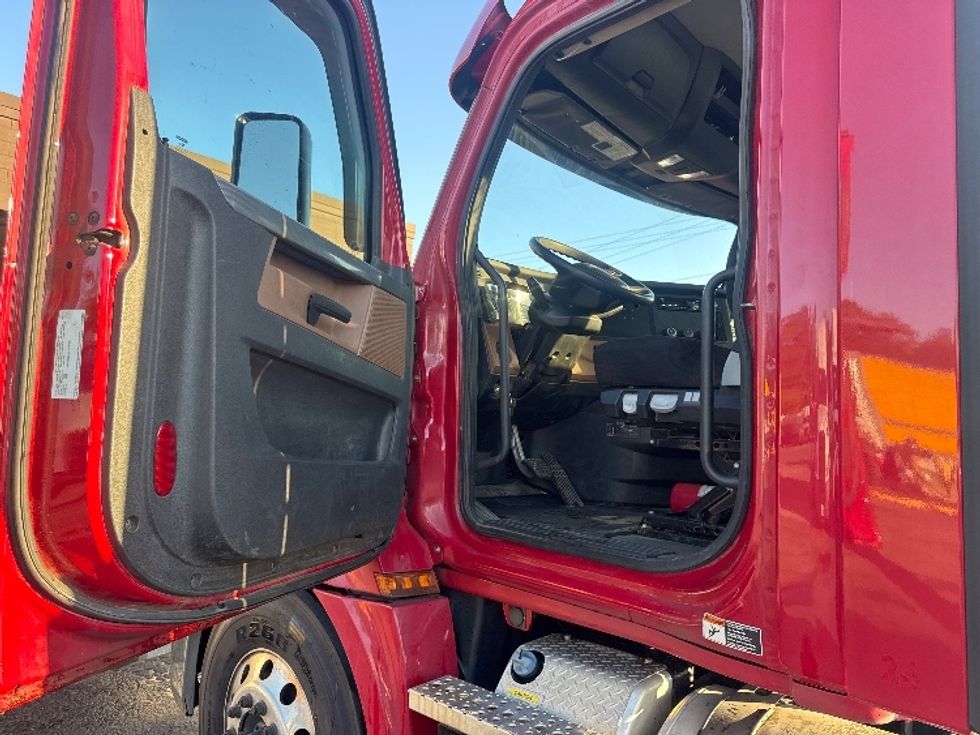 Day Cab Tractor-Heavy Duty Tractors-Freightliner-2020-T12664ST-Fitchburg-MA-317,557\n\t\tmiles-$ 49,000 - Image 9