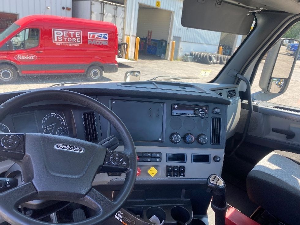 Day Cab Tractor-Heavy Duty Tractors-Freightliner-2020-T12664ST-Fitchburg-MA-373,168\n\t\tmiles-$ 54,000 - Image 10