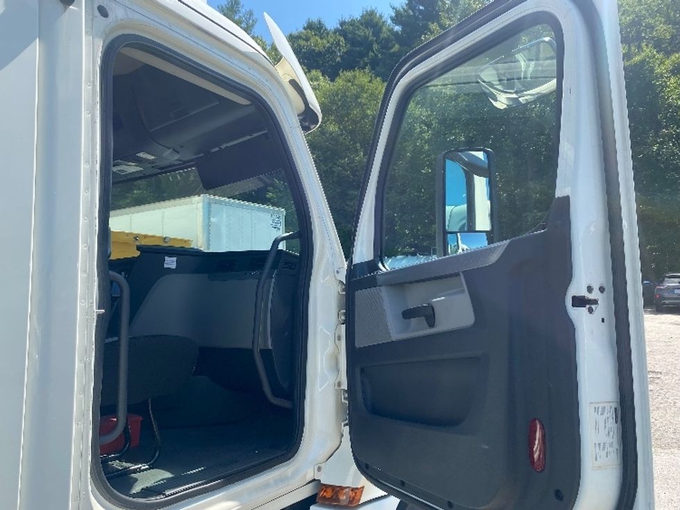 Day Cab Tractor-Heavy Duty Tractors-Freightliner-2020-T12664ST-Fitchburg-MA-373,168\n\t\tmiles-$ 54,000 - Image 11