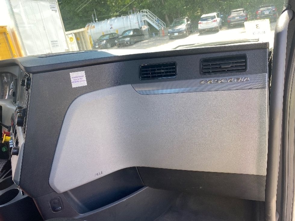 Day Cab Tractor-Heavy Duty Tractors-Freightliner-2020-T12664ST-Fitchburg-MA-373,168\n\t\tmiles-$ 54,000 - Image 12