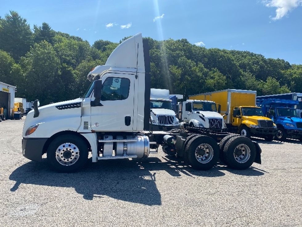 Day Cab Tractor-Heavy Duty Tractors-Freightliner-2020-T12664ST-Fitchburg-MA-373,168\n\t\tmiles-$ 54,000 - Image 4