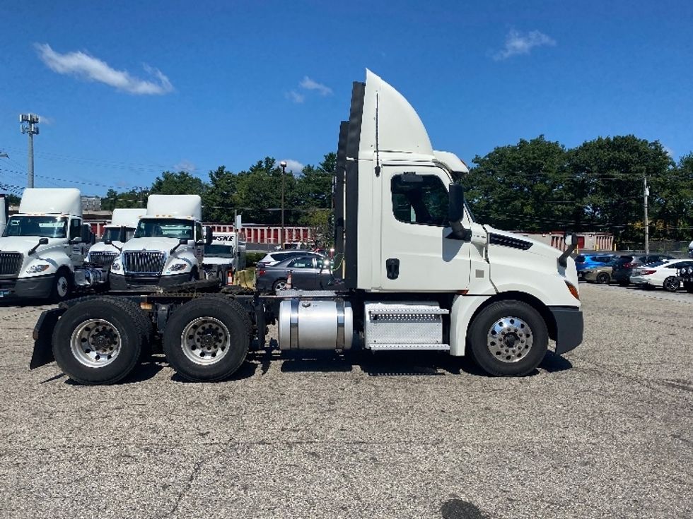 Day Cab Tractor-Heavy Duty Tractors-Freightliner-2020-T12664ST-Fitchburg-MA-373,168\n\t\tmiles-$ 54,000 - Image 7