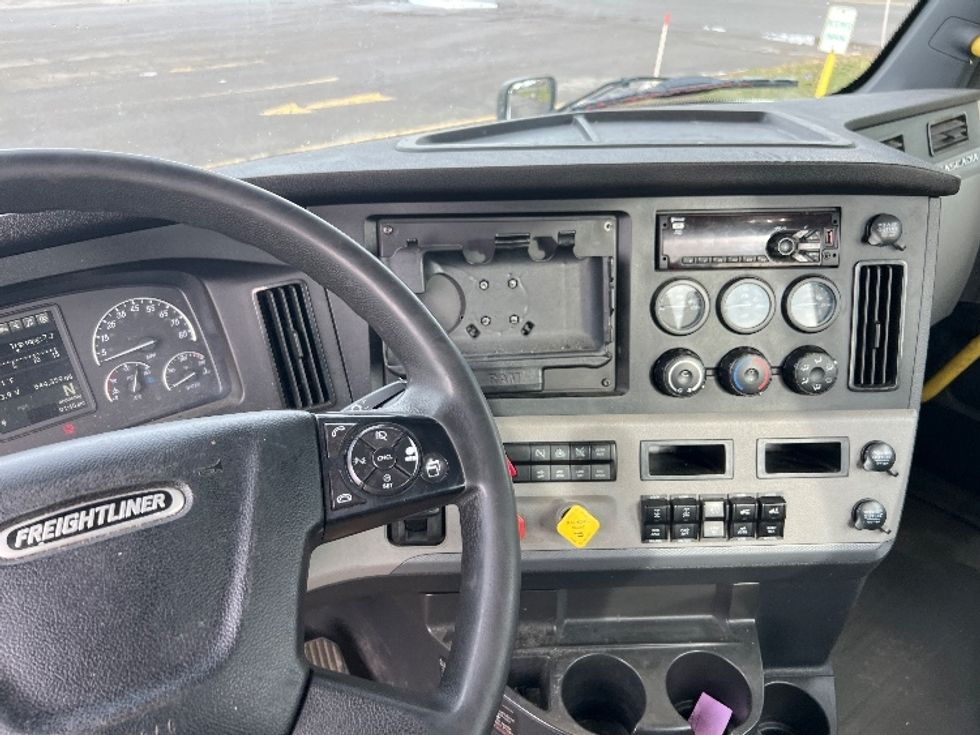 Day Cab Tractor-Heavy Duty Tractors-Freightliner-2020-T12664ST-Flower Mound-TX-674,365\n\t\tmiles-$ 28,500 - Image 10