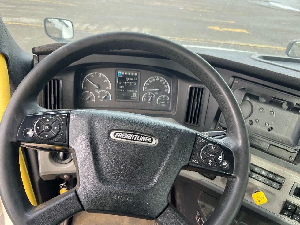 Day Cab Tractor-Heavy Duty Tractors-Freightliner-2020-T12664ST-Flower Mound-TX-674,365\n\t\tmiles-$ 28,500 - Image 11