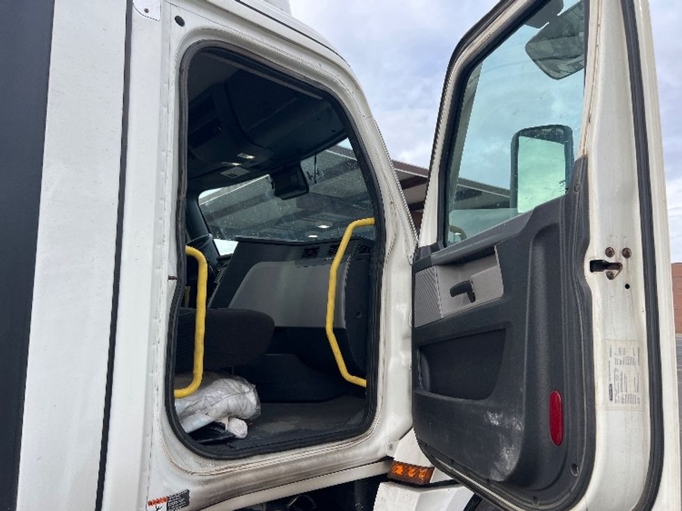 Day Cab Tractor-Heavy Duty Tractors-Freightliner-2020-T12664ST-Flower Mound-TX-674,365\n\t\tmiles-$ 28,500 - Image 12